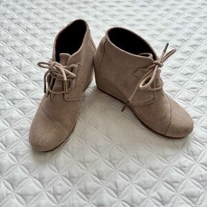 TOMS Kala Desert Taupe Suede Lace Up Wedge Ankle Booties Boots Tan Size 6.5